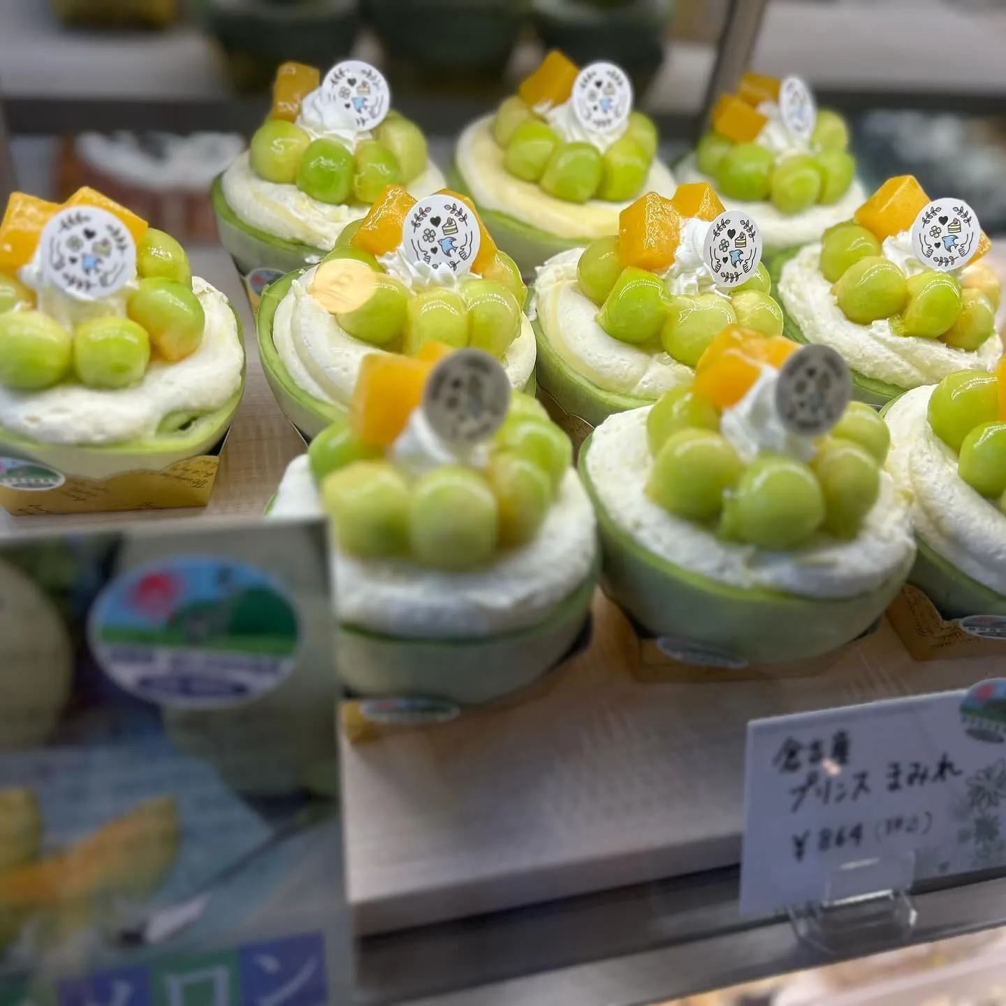 旬の果物を入れたフルーツ杏仁の輝きは初夏にぴったり🫐🍈