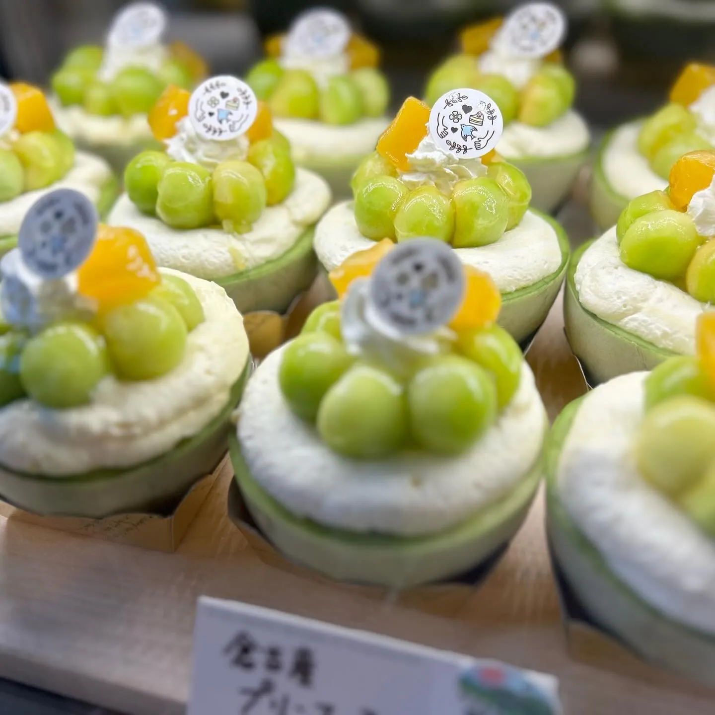 店主の気まぐれバスクチーズケーキが並んでいます🍵✨